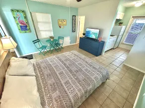 Johns Pass Retreat #4-Walk to beach & 100+vendors! - Image 3