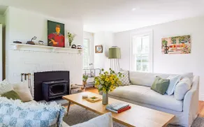 Farmhouse with fireplace and mountain views - Image 3