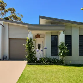 Escape to The Bay, 4 Bedroom Coastal Hampton Abode - Image 2