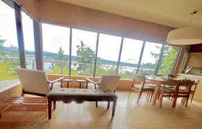 Newly updated • Sleeps 6 • Bay view Midcentury Mod - Image 3