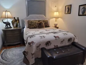 DOWNTOWN COZY GETAWAY - Image 3