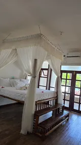 Cool and relaxing 4 bedroom villa with a pool and bar. Awesome for group trips and large families .. - Image 4