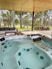 Bushland Escape / Sleeps 13 / Nature Spa Retreat - Image 3