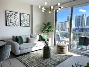 Design District Luxury Bay View - Image 2