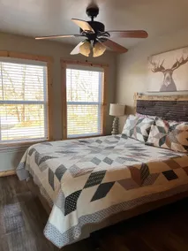 Cute 3-bedroom cabin right on the river front - Image 5