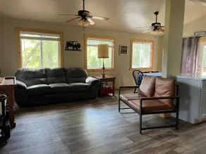 Cute 3-bedroom cabin right on the river front - Image 2