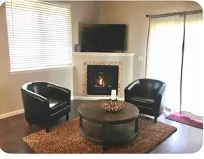 NEW cozy house w/garage in CentralGreeley - Image 4
