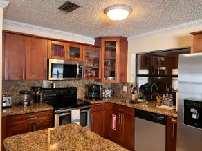 Huge Entire Waterfront Garden Garage Vacation Home - Image 3
