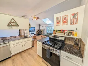 8 Acre Spa Retreat | BBQ, Patio, Views, 3BR - Image 3