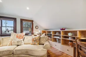 Charming Loft in Shawnigan Lake Village - Image 2