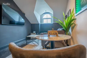 The Rockefeller - Beautiful One Bed Apartment - Image 3