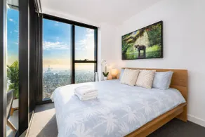 53F Luxury Melb CBD 3BR.2Bath. 8Pax. Free 2Carpark - Image 3
