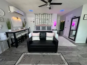 Cozy King Suite | Private Entry, WiFi & Parking - Image 2
