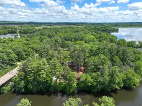 Amazing River House with covered patio! Sleeps 10-14. Kayaks,Fireplace,Games.  - Image 5