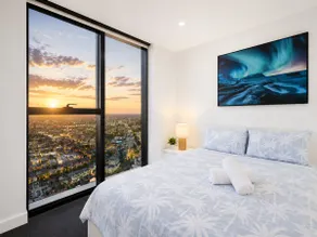 61F Luxury Melb CBD 3BR.2Bath. 8Pax. Free 2Carpark - Image 3