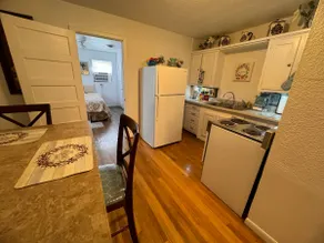Cozy 2 bedroom home in a quiet neighborhood - Image 2