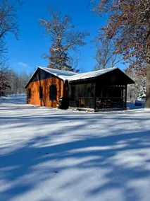 Cozy 2 bedroom cabin with fireplace, lake views, steps to sand bottom swimming  - Image 3