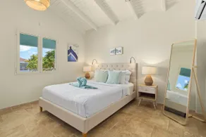 Waterfront apartment in boutique resort - Image 5