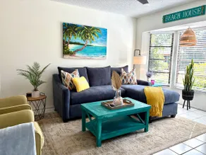Relaxing Poolside- a Private Oasis -heated pool- 7min to beach-2 King beds - Image 3