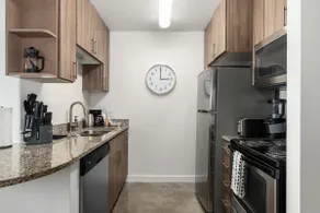 Lodgeur | King Studio Loft by METRORail | Midtown - Image 4