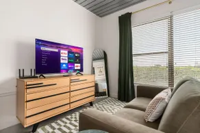 Lodgeur | King Studio Loft by METRORail | Midtown - Image 2