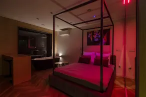 Studio with a hydromassage bathtub - Image 3