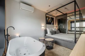 Studio with a hydromassage bathtub - Image 2