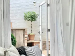 Romantic Cottage for Two - Cromer Courtyard - Image 5