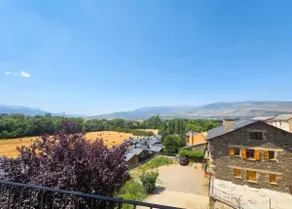 Apartment with mountain views in Alp - Image 3
