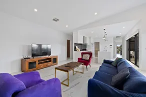 Bright and Chic House at Throsby with 4 Bedrooms - Image 2