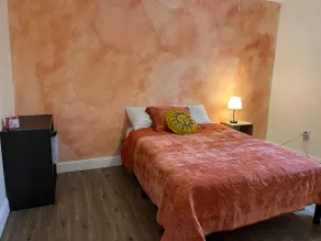 Basic 2BR Apt, 10 Mins to Downtown - Image 4
