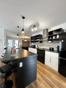 Spacious 4 Bedroom, A/C, Free parking - Image 2