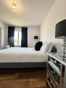 Spacious 4 Bedroom, A/C, Free parking - Image 4
