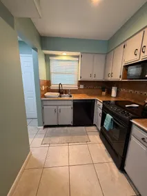 3 Bedroom 1.5 Bath Private Townhouse - Image 4