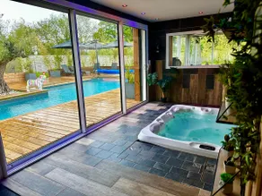 The essentials / Jacuzzi-Pool-Sauna-Hammam - Image 3