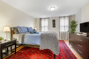 Spacious Home Steps From NYC | Free Parking - Image 3