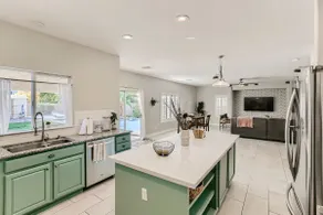 Spacious Luxury Family Retreat with Lap Pool - Image 3