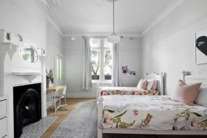 Brighton Huge Pool, 3BR, Walk to Beach & Cafés - Image 5