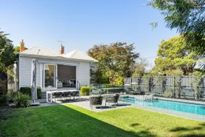 Brighton Huge Pool, 3BR, Walk to Beach & Cafés - Image 2