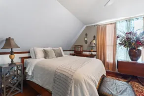 Carriage House in the trees, walk to downtown - Image 5