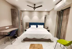 8BR Villa w/ Garden | Groups & Families - Image 3