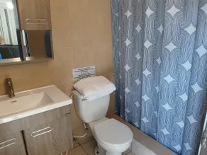 Cozy apt w/ jacuzzi near airport with solar panels - Image 5