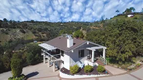 Hilltop Penthouse Cottage with Sweeping Views - Image 2