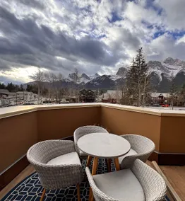 Ravens Crest Lodge - Stunning Views Perfectly Located on Main Street - Image 3
