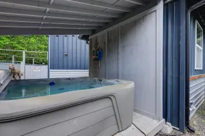 Jurassic Retreat: Hot Tub & Life-Size Dinosaurs! - Image 2
