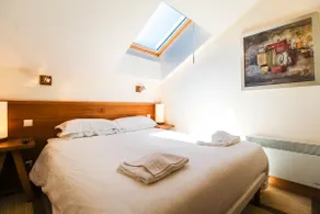 Beautiful one-bedroom apartment with fireplace and stunning views - Image 3