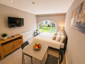 Cosy studio unit in peaceful location - Image 3