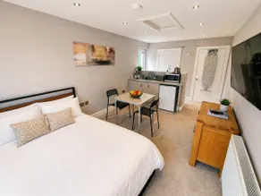 Cosy studio unit in peaceful location - Image 2