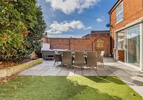 Luxury Cromer cottage with hot tub & log burner in Town - Image 3