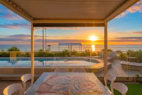 Glenelg Beach House With Private Beachfront Pool - Image 2